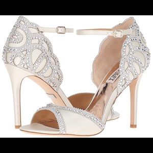 BADGLEY MISCHKA ROXY- IVORY SATIN- SIZE 8- BRAND NEW CONDITION